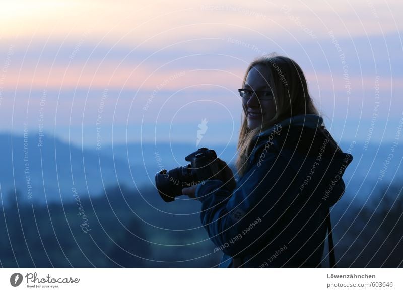 not blue Mensch feminin Junge Frau Jugendliche 1 18-30 Jahre Erwachsene Landschaft Jacke Fotokamera blond langhaarig Lächeln Freundlichkeit Fröhlichkeit schön