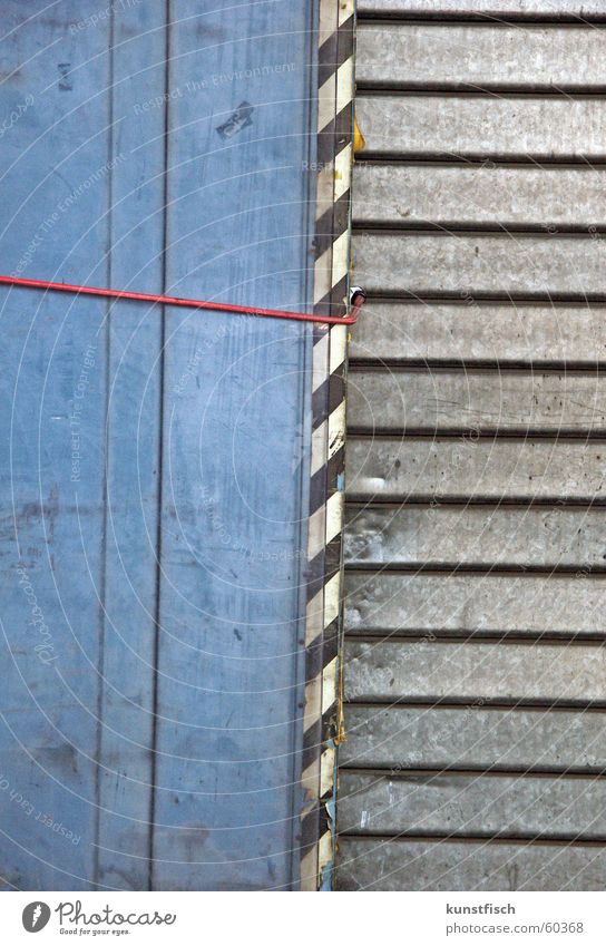 Magst du rot? Sicherheitslinie Rampe Spedition weiß schwarz grau Außenseiter Arbeit & Erwerbstätigkeit Beule Schilder & Markierungen auffahr Tor blau Fleck alt