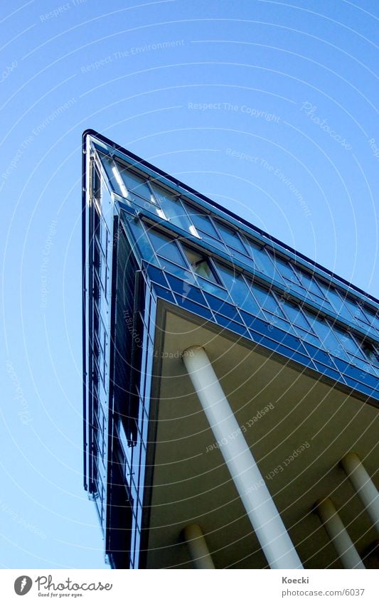 MediaPark I Köln Mediapark Hochhaus Bürogebäude seltsam Architektur köln turm Sonne Blauer Himmel modern Säule hoch Ecke