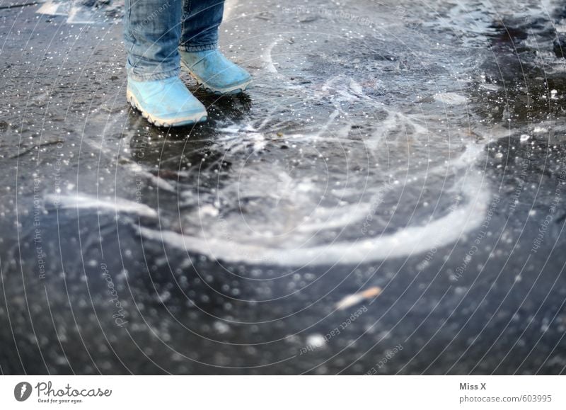 Knack Spielen Kind Junge 1 Mensch Wasser Winter schlechtes Wetter Eis Frost Teich Gummistiefel kaputt Gefühle Stimmung Angst gefährlich bedrohlich Pfütze