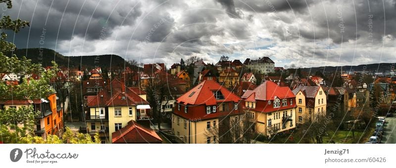 Fensterblick. Haus Wolken Dach Stadt Wetter