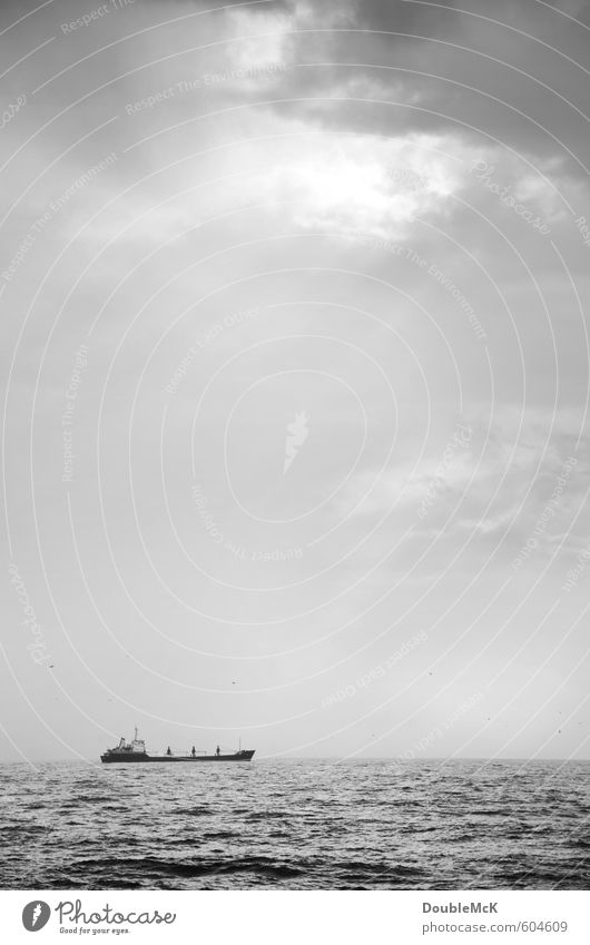 Horizontstreifer Natur Wasser Himmel Wolken Sonnenlicht Meer Schifffahrt Containerschiff Fischerboot fahren Ferien & Urlaub & Reisen Ferne Sehnsucht Einsamkeit