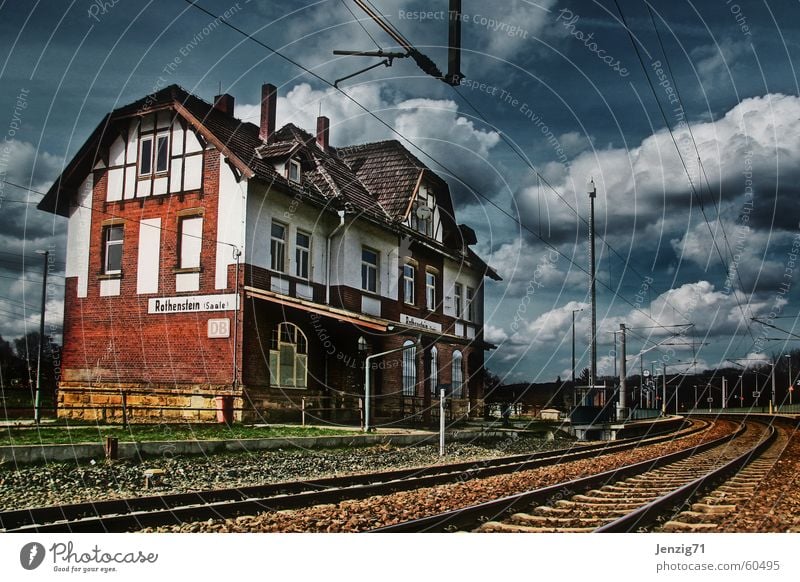 Provinz. Eisenbahn Gleise Oberleitung Wolken Fachwerkfassade Fachwerkhaus Bahnhof weich Himmel