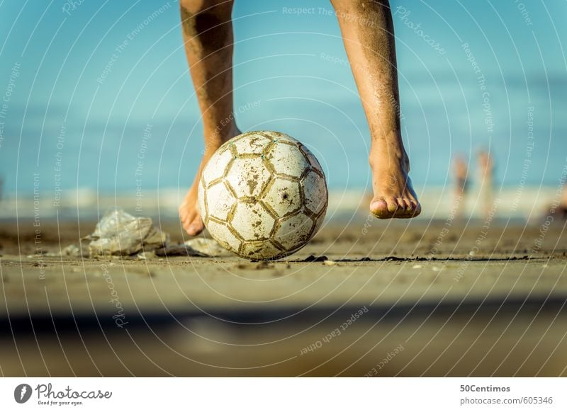 Fussballspielen am Strand Lifestyle Freizeit & Hobby Spielen Fußball Ferien & Urlaub & Reisen Sommer Sommerurlaub Sonne Sport Ballsport Mensch maskulin 1 laufen