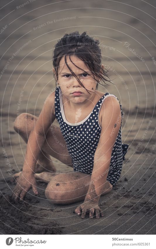 Erster Blick beim Sandspielen am Strand Freude Glück Spielen Ferien & Urlaub & Reisen Tourismus Ausflug Ferne Sommer Sommerurlaub Sonne Meer Insel Mensch Kind