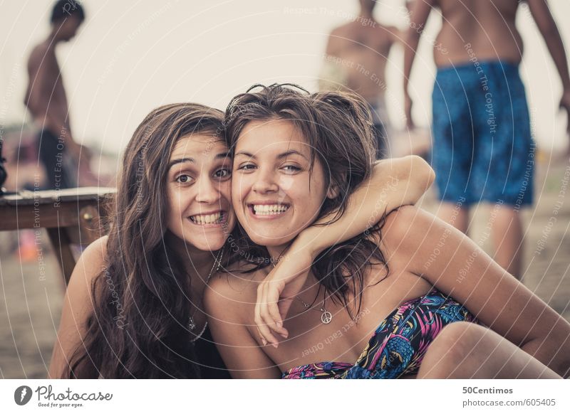 Freunde fürs Leben - Freundinnen am Strand schön Schwimmen & Baden Ferien & Urlaub & Reisen Ferne Freiheit Sommer Sommerurlaub Strandbar Mensch Junge Frau