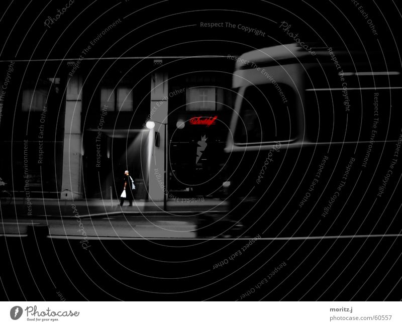 Straßenbahn dunkel Ladengeschäft Licht Straßenbeleuchtung Laterne Mann Einsamkeit fremd Schweiz Trauer Außenaufnahme Stadt Tag Nacht Eisenbahn Zürich davidoff