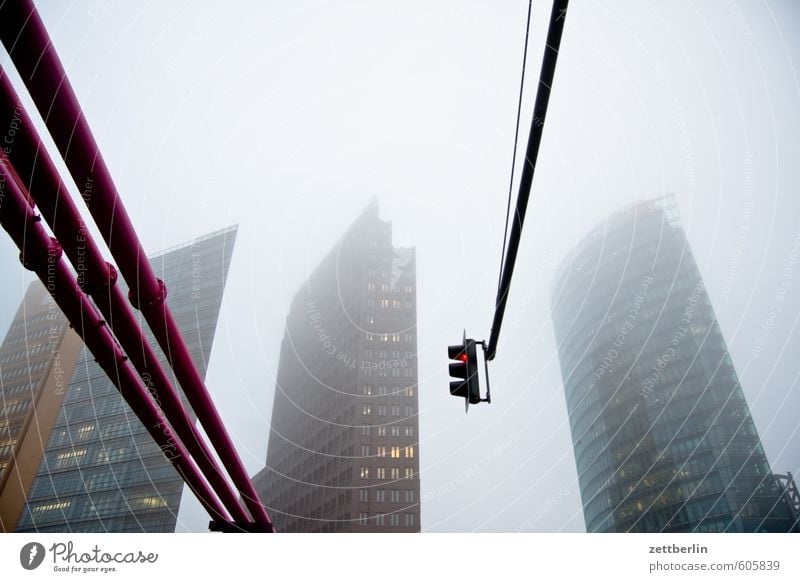 Nebel über dem Potsdamer Platz Berlin Stadt Dunst Dämmerung Hauptstadt Haus Herbst Hochhaus Stadtzentrum Kulturforum Berlin Nieselregen Strukturen & Formen