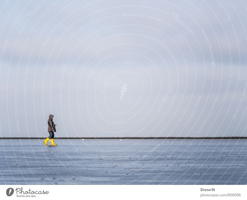 Gelb 1 Mensch Sand Wasser Himmel Küste Strand blau gelb grau Gummistiefel Farbfoto Textfreiraum links Textfreiraum rechts Textfreiraum oben Textfreiraum unten