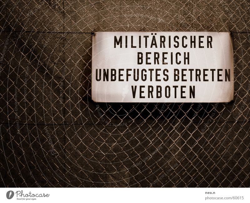 Military District Militärgebäude Industrie Metall Rost Schilder & Markierungen Hinweisschild Warnschild dreckig dunkel Macht Sorge Tod Gewalt Krieg Verbote