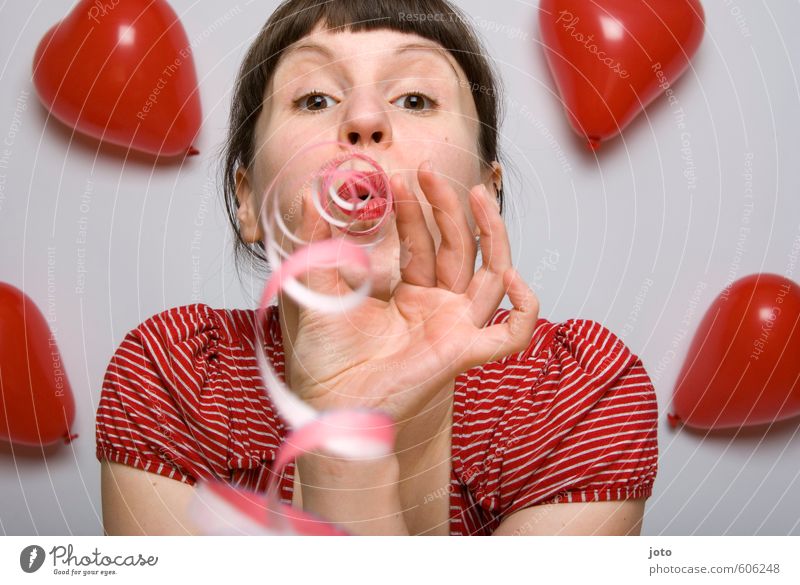 let's celebrate Feste & Feiern Valentinstag Muttertag Hochzeit Geburtstag Junge Frau Jugendliche Luftballon Herz Liebe Fröhlichkeit Glück rot Gefühle Freude