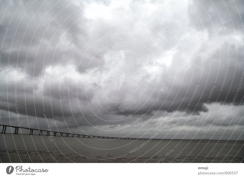 zusammenbrauen Umwelt Natur Wasser Himmel Wolken Herbst schlechtes Wetter Unwetter Wind Sturm Meer bedrohlich dunkel Brücke Farbfoto Gedeckte Farben