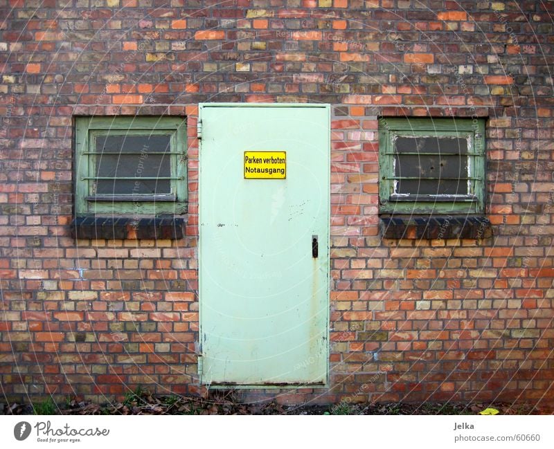 Gesicht ohne Mund Auge Nase Gebäude Architektur Mauer Wand Fassade Fenster Tür Backstein authentisch Eingang Lagerhalle eye eyes face faces nose window windows