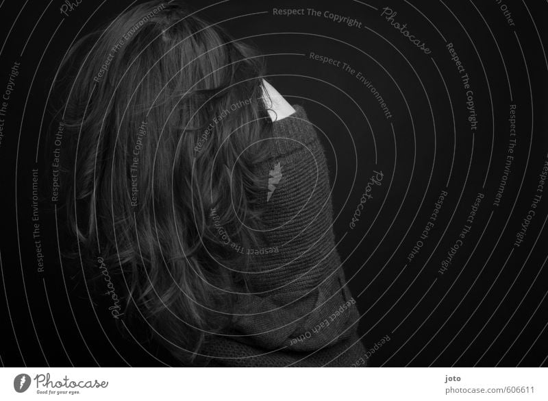 schwarz-weiß II feminin Frau Erwachsene Traurigkeit weinen dunkel trist Schutz Verschwiegenheit demütig Trauer Unlust Schmerz Sehnsucht Enttäuschung Einsamkeit