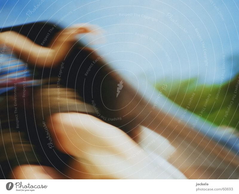 Auf einen Rutsch Rutsche Frau Spielplatz Unschärfe Sommer Shorts Spielen Freude Farbe Color Bewegung Himmel blau Juhuuuuuu jomam