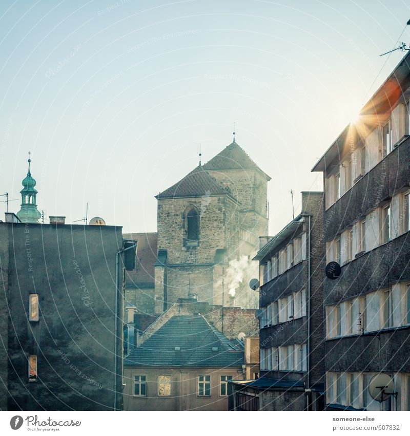 Ofenheizung und Sonnenlicht K&#322;odzko Kleinstadt Stadt Stadtzentrum Altstadt Menschenleer Haus Kirche Architektur Mauer Wand Dach Stein Beton alt ästhetisch