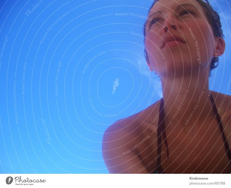 Sonnenblick Sommer Wolken Bikini Strand Sehnsucht Physik Frau Himmel Wärme Haut blau