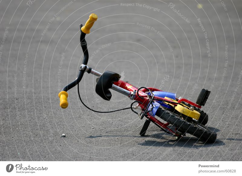 LostKiddie Kinderfahrrad Fahrrad umgefallen mehrfarbig Unfall Spielzeug Sommer Ferien & Urlaub & Reisen Freizeit & Hobby Kindesentführung Boxenstopp Verkehr