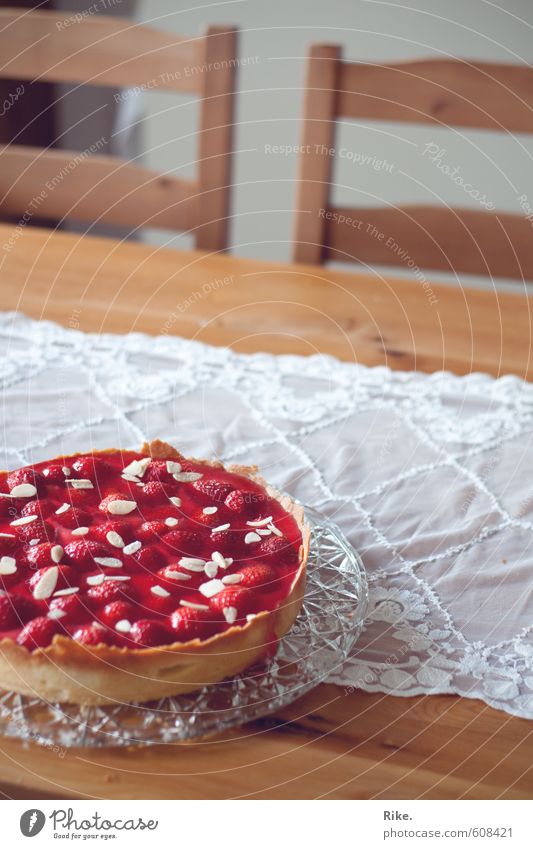 Kuchenzeit. Lebensmittel Frucht Teigwaren Backwaren Erdbeeren Erdbeertorte Ernährung Essen Kaffeetrinken Häusliches Leben Dekoration & Verzierung Tisch Küche