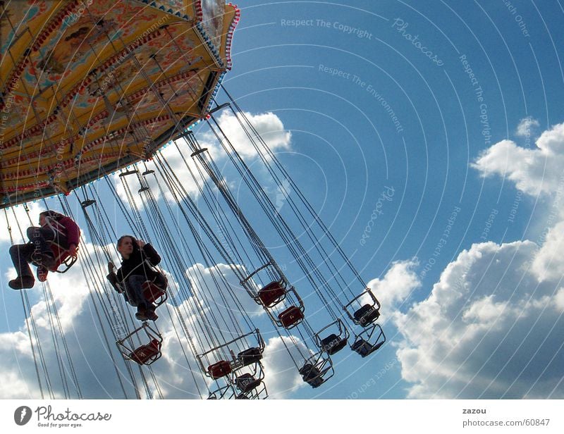 im Karussell Oktoberfest Jahrmarkt Mädchen Kind Schausteller Wolken Unbekümmertheit Schweben Feste & Feiern Freude Himmel sorglosikeit Freiheit