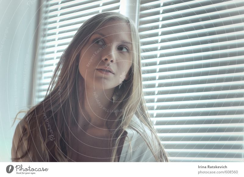 Mädchen schön Junge Frau Jugendliche Kopf Haare & Frisuren 1 Mensch genießen Blick warten niedlich positiv dünn Erotik Gefühle Stimmung Glück Leben Liebe