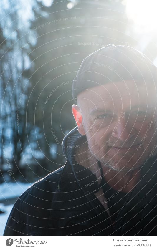 Lichtgestalt Winter Schnee Winterurlaub Mensch maskulin Mann Erwachsene Leben Kopf Ohr 1 45-60 Jahre Baum Sträucher Wald beobachten frieren Blick stehen