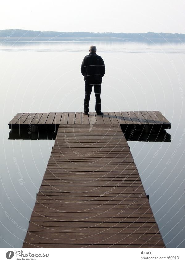 Mann auf T Steg See Holz Morgen ruhig Wasser Holzbrett morgen am see Morgendämmerung Am Mellensee mann am wasser Erholung