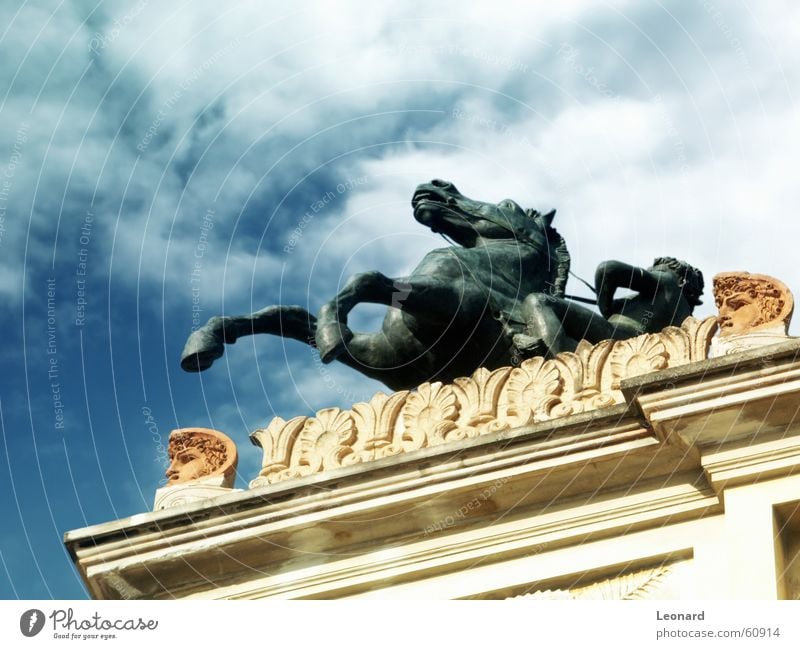 Reiter Pferd Skulptur Statue Mann Wolken Gebäude Himmel Theaterschauspiel horse rider sculpture man cloud sky building theatre