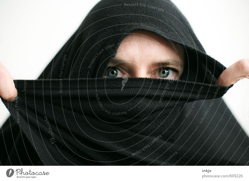 behind | alles nur Fassade Lifestyle Frau Erwachsene Leben Kopf Gesicht Auge Finger 1 Mensch 30-45 Jahre Kopftuch Burka Blick feminin schwarz Gefühle Schutz