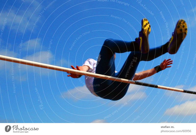 hoch hinaus Hochsprung springen Himmel Leichtathletik Stadion highjump sky fliegen fly Sport