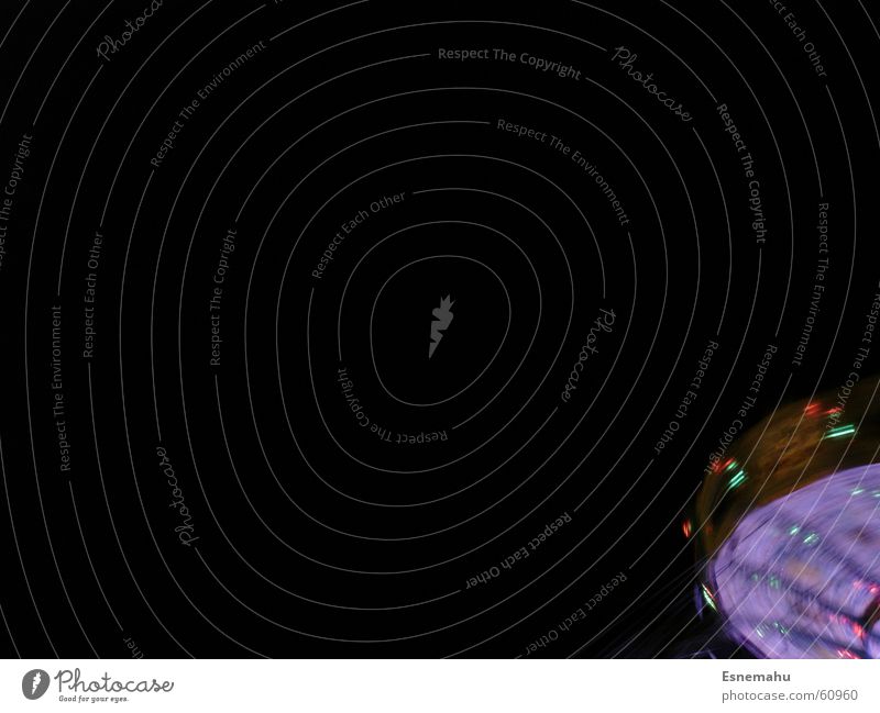 Und es dreht sich und es dreht sich und es dreht sich Jahrmarkt violett schwarz grün weiß grau dunkel Nacht Abend drehen Dreher Licht Beleuchtung Kette karussel