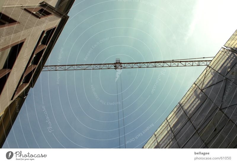 balancierakt Baustelle Kran Haus diagonal Licht Baugerüst Himmel Seil Verbindung Brücke planen Außenaufnahme