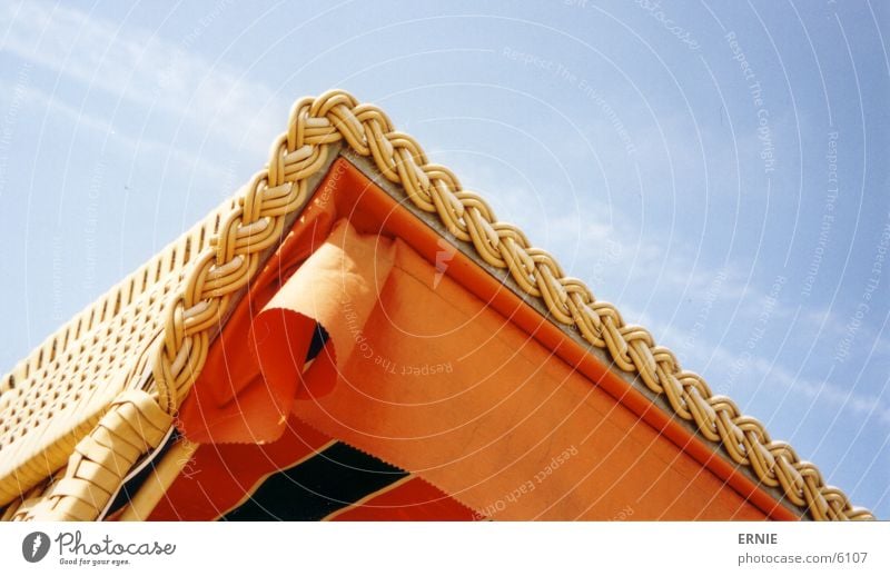 der schiefe Strandkorb Wolken gestreift Ferien & Urlaub & Reisen geflochten Korb Makroaufnahme Nahaufnahme Himmel blau orange