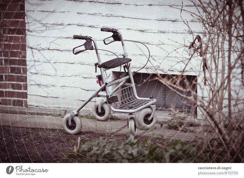 Omi kommt gleich wieder Garten Mauer Wand Fenster Verkehrsmittel Rollator einfach kalt trist braun grau weiß Gefühle Optimismus Willensstärke Mut Sicherheit