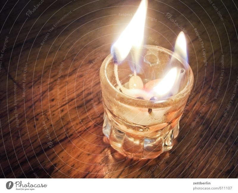 Kompaktadvent band Becher Boden Bodenbelag Brandgefahr brennen Flur Holzfußboden Kerzendocht Docht dunkel bedrohlich gefährlich Risiko Glas Licht Wachs Feuer