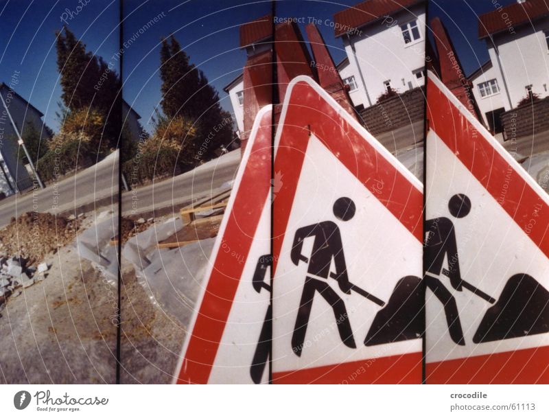 bauarbeiter Straßennamenschild Baustelle Mann Schaufel Baum grün Haus Dach rot Fenster Zaun Lomografie Schilder & Markierungen Mensch Arbeit & Erwerbstätigkeit