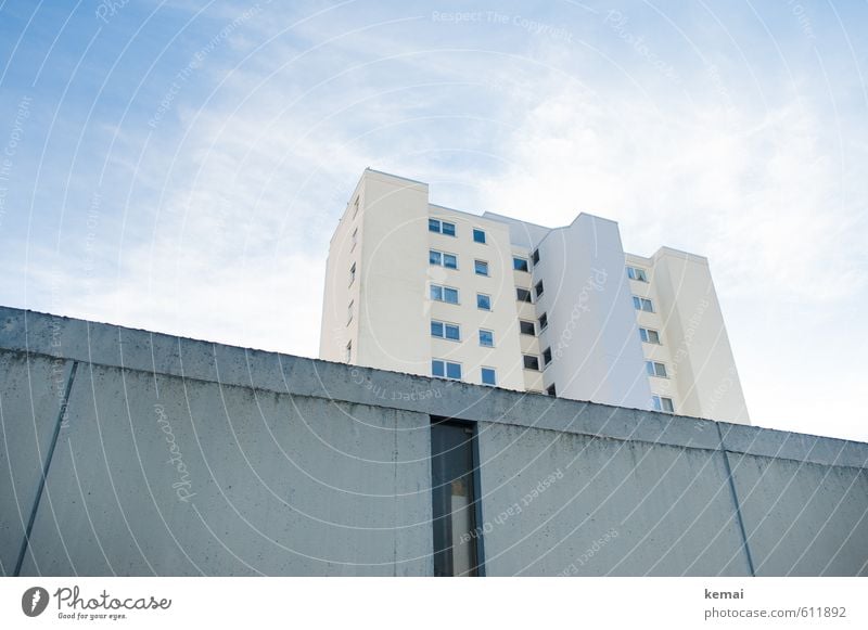 Betonburg Himmel Wolken Schönes Wetter Stadt Stadtrand Haus Hochhaus Mauer Wand Fenster groß hoch nackt blau grau weiß Langeweile kahl trist Glätte Betonbunker