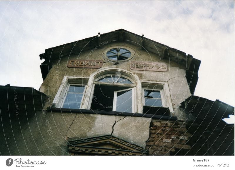 Zahn der Zeit Haus verfallen Fenster Scherbe Mauer Backstein Putz Mörtel Dach Fensterbrett Wohnung Wolken weiß Stil Verfall Demontage Dachziegel Fabrik Dorf