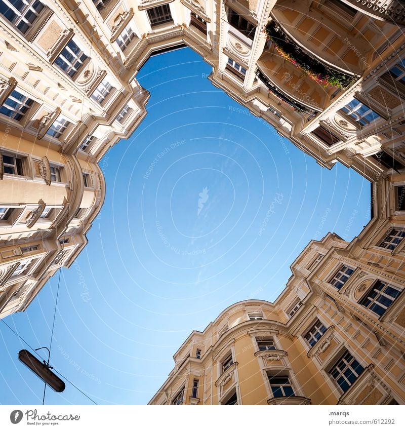 Hochburg Wolkenloser Himmel Sonnenlicht Schönes Wetter Haus Bauwerk Gebäude Architektur Fassade Balkon Fenster Häusliches Leben hoch schön Perspektive Reichtum