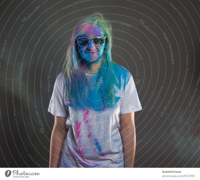 In your Face 16 feminin Junge Frau Jugendliche 18-30 Jahre Erwachsene Lächeln holi Farbstoff mehrfarbig dreckig Staubwolke blau Sonnenbrille T-Shirt Licht