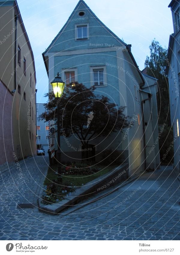 Haus am Abend Abenddämmerung Dämmerung Straßenbeleuchtung Passau Straßenecke Europa blau