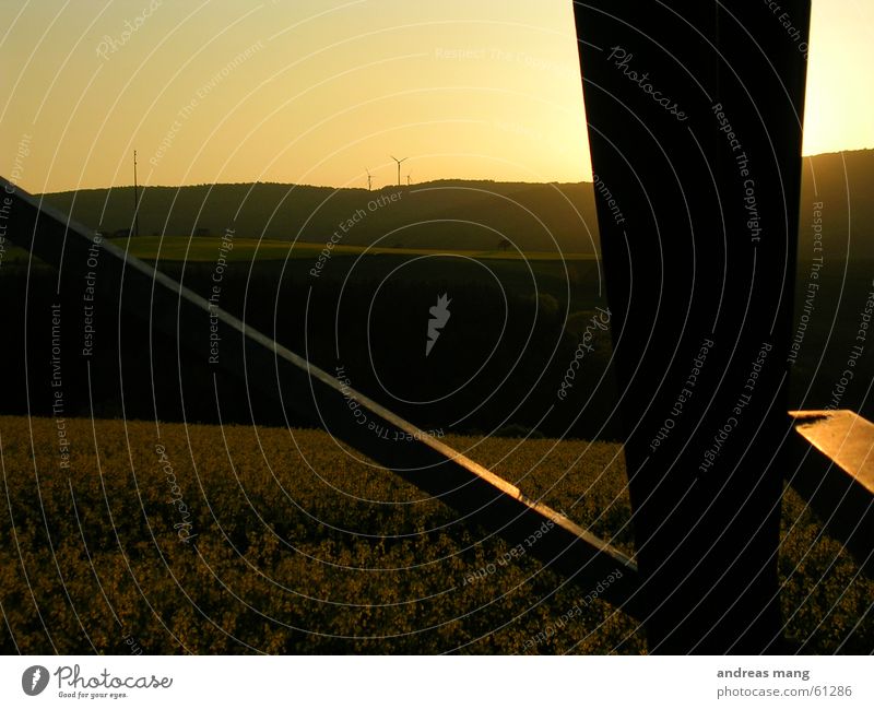 Sonnenuntergang Strommast Elektrizität Stahl Beleuchtung Abenddämmerung Feld Raps Sendemast Berge u. Gebirge Windkraftanlage sun hill mountain windmill