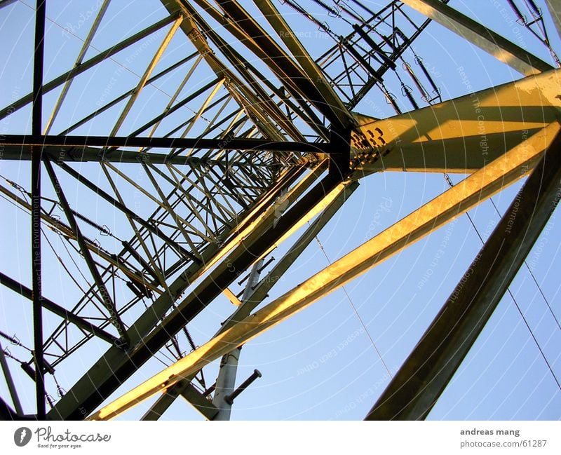 Strommast Elektrizität Leitung Stahl Konstruktion Kraft Himmel Beleuchtung Kabel Sonne hoch Baugerüst steel electrity cable sun sky far up