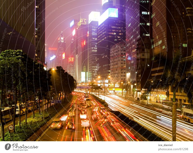 Hong Kong Lights Feierabend Wind Nebel Hochhaus Gebäude Verkehr Verkehrsmittel Verkehrswege Berufsverkehr Straßenverkehr Autobahn Ampel Fahrzeug Bahnübergang