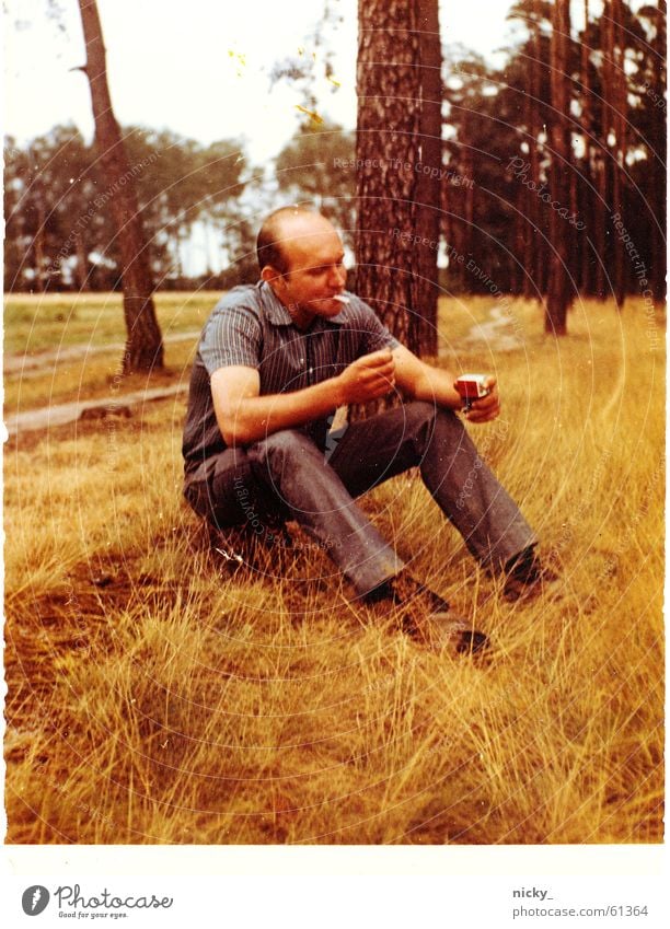 smoke it Mann Zigarette Hose Hemd Schuhe Wald Baum Wiese Angeben Glatze mehrfarbig sitzen das waren noch zeiten gut Bohemien oldskool