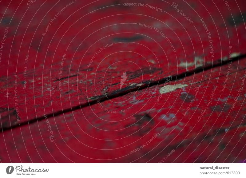 rote Holzlatten Möbel Tisch Dachboden Kunst Ausstellung alt gebrauchen berühren braun schwarz Abenteuer Senior Design Einsamkeit einzigartig Kultur Leben ruhig
