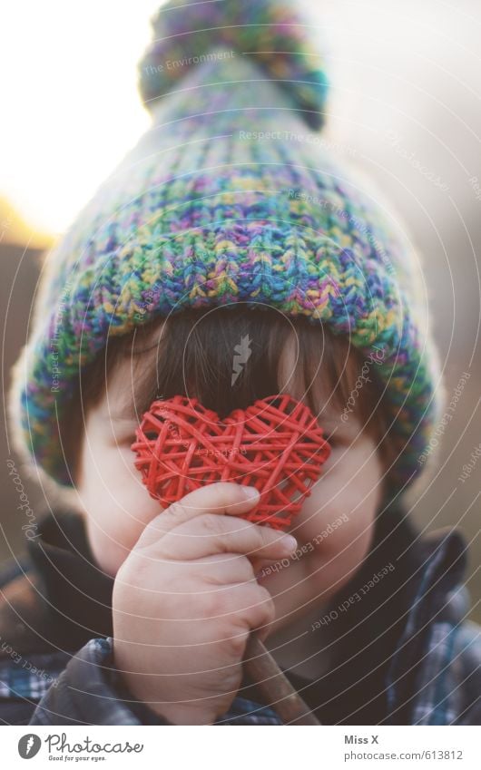 Herzig Valentinstag Muttertag Mensch Kind Kleinkind Mädchen Junge 1 1-3 Jahre 3-8 Jahre Kindheit Mütze Lächeln niedlich Sympathie Liebe Verliebtheit herzförmig