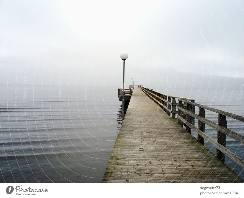 Steg am Morgen See Meer Holz Lampe Nebel Strand gehen Ostsee Brücke Wasser Wege & Pfade hell blau Nordsee