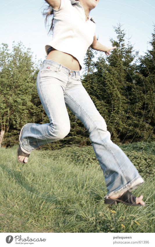 Catching The Butterfly springen Sommer Wald grün Wiese Freude Frau Hose Fröhlichkeit Tanne Schuhe Himmel blau Jeanshose rennen