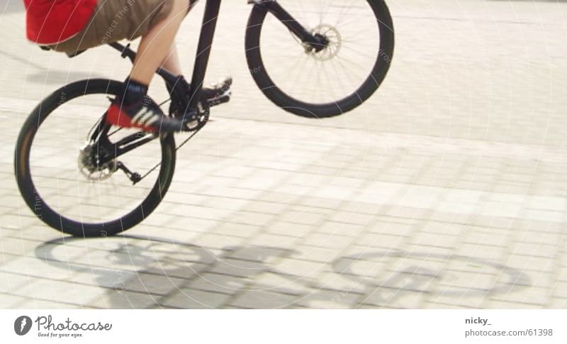 keep rollin' rollin' rollin' schwarz rot Schuhe Hose Mann Angeben Fahrrad manual Straße Schatten Beine hoch Junge kann ich auch typisch jugend Sonne